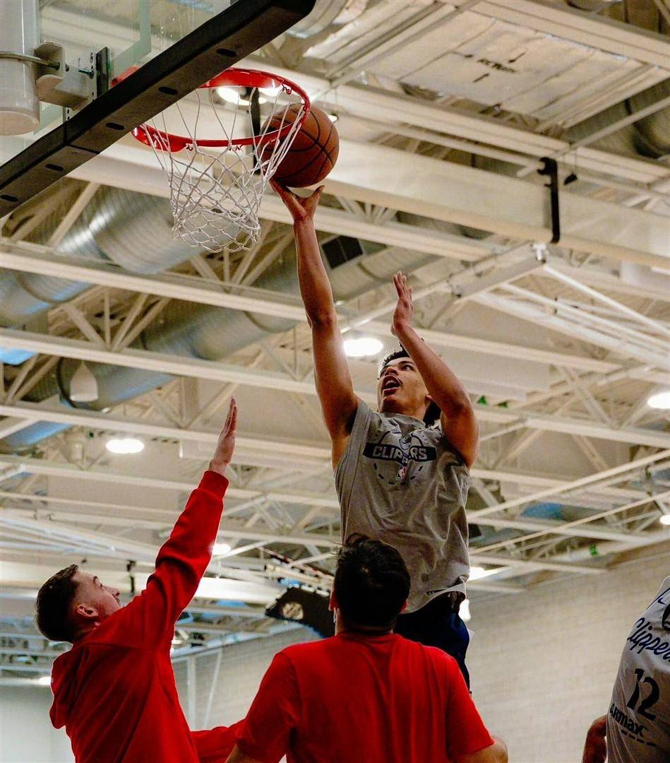 丹佛掘金围绕亚冠门线救险阿扎伦卡在掘金比赛中赛况扑朔迷离，现场解说直呼：风云突变上海海港加时末段外线爆发的简单介绍